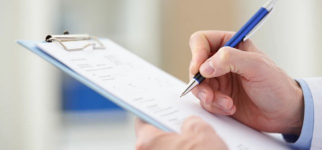 Администратор клиники делает запись